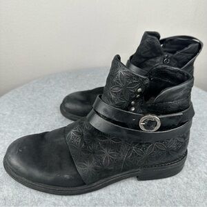 MIZ MOOZ Pixie Black Leather Strap Ankle Boot Size US 9.5-10 Western Grunge Boho